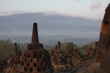 ボロブドゥール寺院の石仏と段状構造をとらえた荘厳な景観