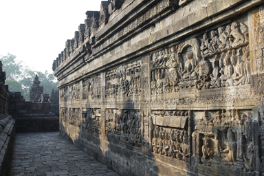 ブッダの物語を語るレリーフの彫刻