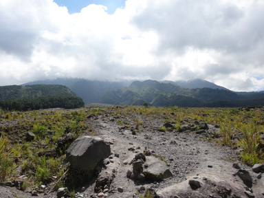 ムラピ山の噴火跡の荒涼とした斜面に足を踏み入れる