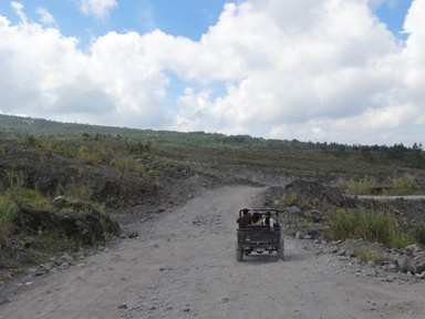 砂埃の中をジープで走る探検