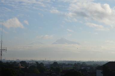大きな山がそびえる街の風景