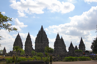 プランバナン寺院群の尖塔が立ち並ぶ壮麗なシルエット