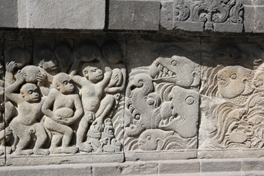 猿と魚の戦いの場面を描いたレリーフ