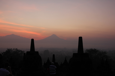 ボロブドゥールの夜明け前の赤ずんだ空と遺跡の景色