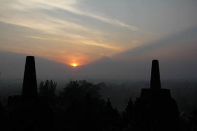 二つの山に挟まれた場所から朝日が顔を出す