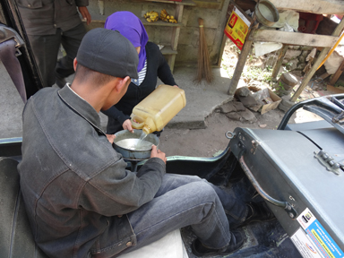 古い車が音を立てながら給油