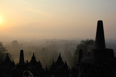 朝日がボロブドゥールとあたりをオレンジに照らす