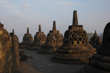 いくつもの仏塔が並ぶボロブドゥール