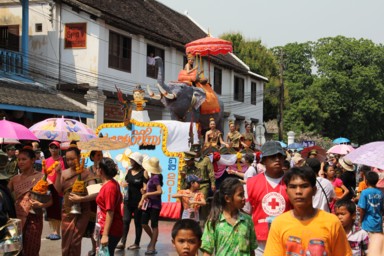 象に乗って登場するミス・ルアンパバーン
