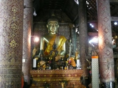 親しみやすい表情の仏像