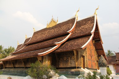 壁には細かい装飾と屋根は美しい曲線のお寺