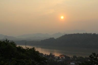 メコン川に沈むルアンパバーンの夕日