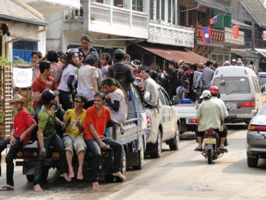 びしょ濡れで笑顔の若者たち