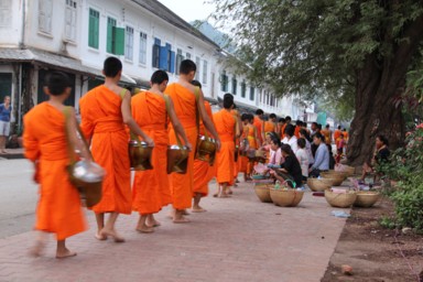 ひとりひとりの僧侶へ食べ物を施す人々