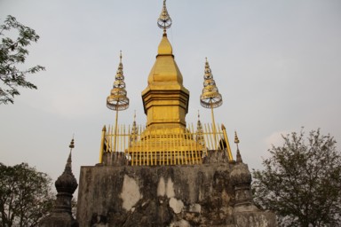 丘の上に立つ小さな黄金の仏塔