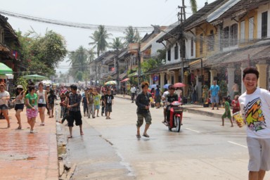 旧正月の水かけ祭りで盛り上がる町