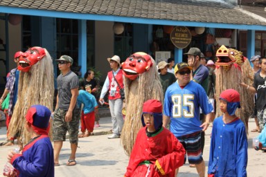 ピーマイラーオの赤いお面をかぶったパレード