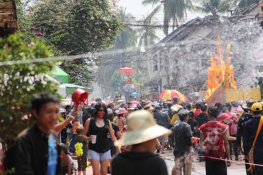 あちこちで水かけバトルで水が飛び交う