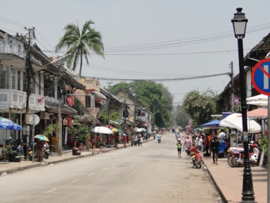 人と車がほどよい騒がしさのないルアンパバーンのメイン通り