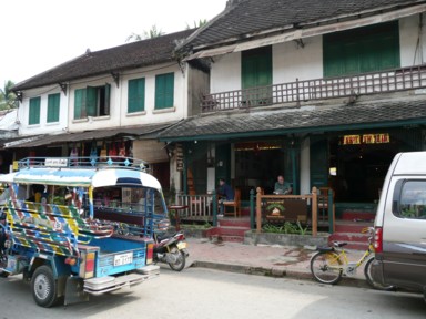 レストランが並ぶメイン通り