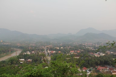 プーシーの丘から緑豊かなルアンパバーンの町並み