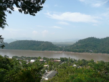 メコン川と山とルアンパバーンの町並み