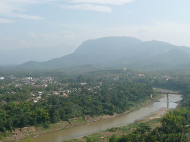 ルアンパバーンの静かな寺院と街並みを写した穏やかな風景