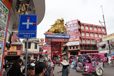 歴史ある建物が残る広場の静かな空間