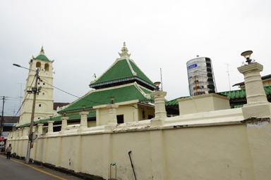 暑さの中で揺れる巨大な国旗の風景