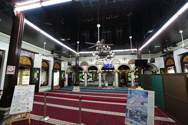 モスクの外から祈る姿を見つめる瞬間