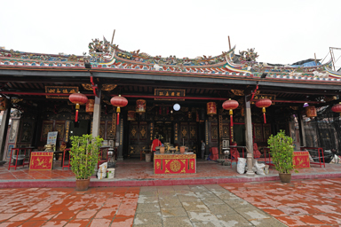 色鮮やかな神々が並ぶヒンドゥー寺院の外観