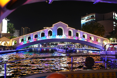 南国の夜に冷えたビールを楽しむ風景
