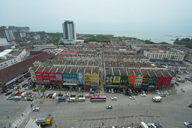 暑さの中で揺れる巨大な国旗の風景