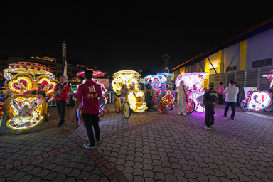 モスクの外から祈る姿を見つめる瞬間