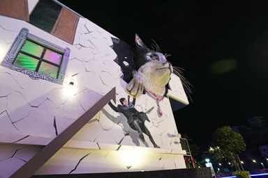 色鮮やかな神々が並ぶヒンドゥー寺院の外観