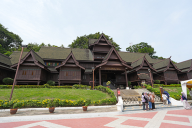 高さを誇るランドマークタワーの外観