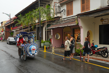 ジャングルの中から伸びる高層ビルの風景