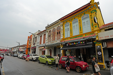 雨季の厚い雲に覆われた空と街並み
