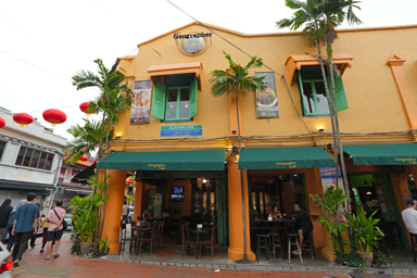 街を見下ろすほど高くそびえる建物の景色