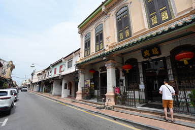 多文化が混ざる通りにある安宿の風景