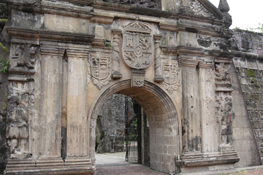 サンチャゴ要塞の石で作られた重厚な門