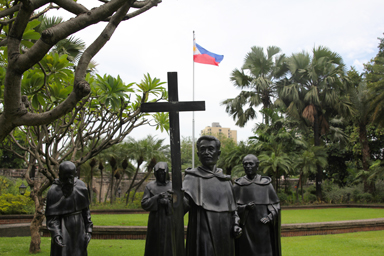 サンチャゴ要塞の芝生に唐突に現れる偉人たちの黒い像