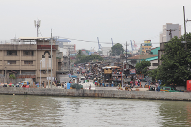 パッシグ川の向こうに広がるスラム街の風景
