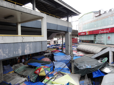 露店が所狭しと並び日よけの傘がカラフルなバクララン・マーケット