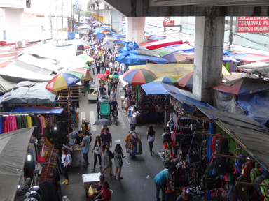 活気あふれるバクララン・マーケットの様子