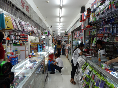 携帯ショップが並ぶ様子