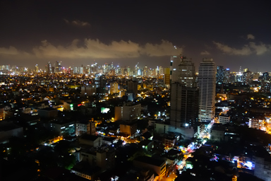 マニラの夜のビルの街並み