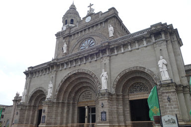 マニラ聖堂の荘厳な石の外観と白い像