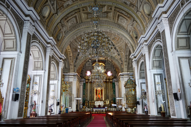 フィリピンのバロック様式教会の重厚な外観をとらえた一枚