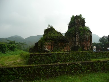 ジャングルに埋もれたミーソンの古代のヒンドゥー寺院